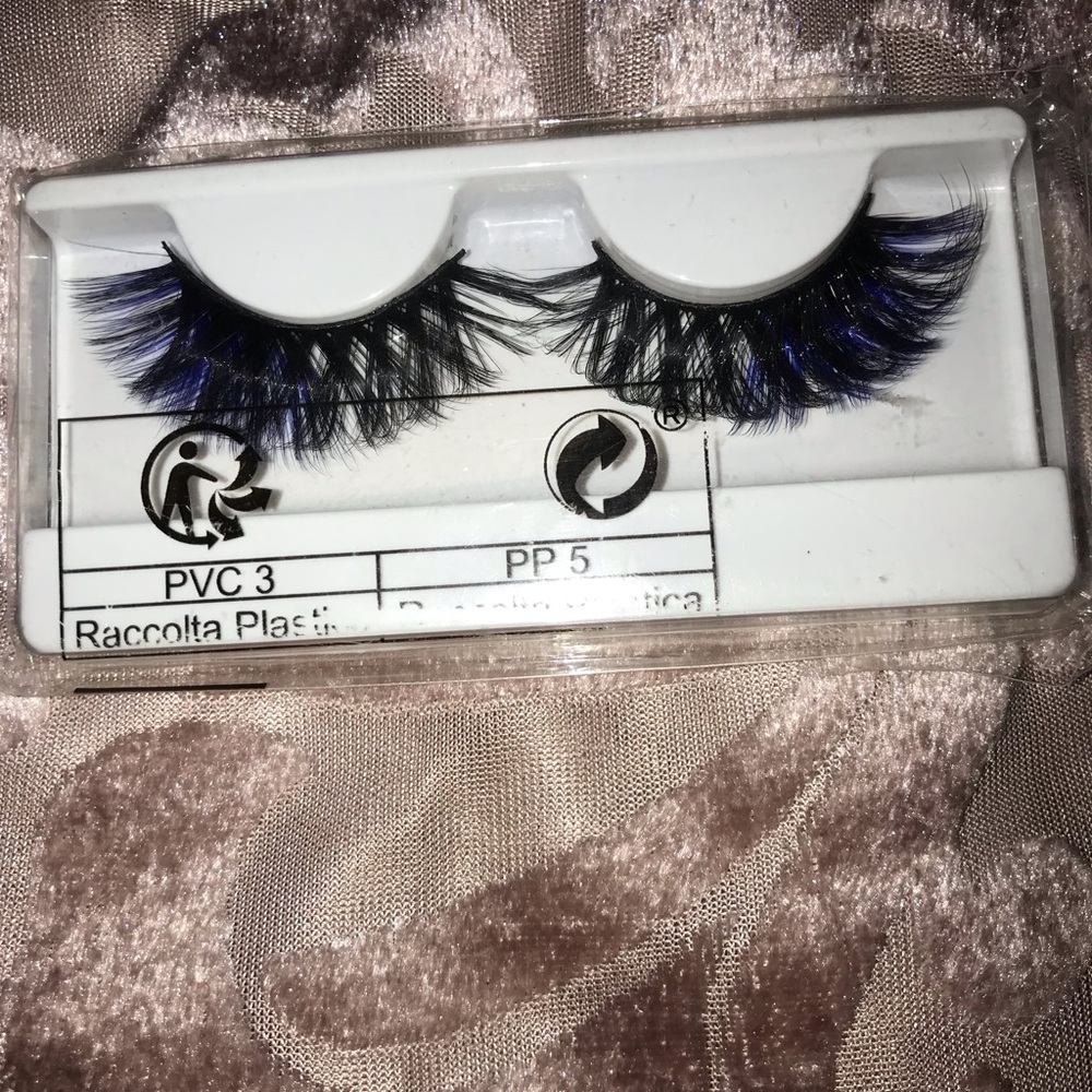 Black false eyelashes with a hint of dark blue.